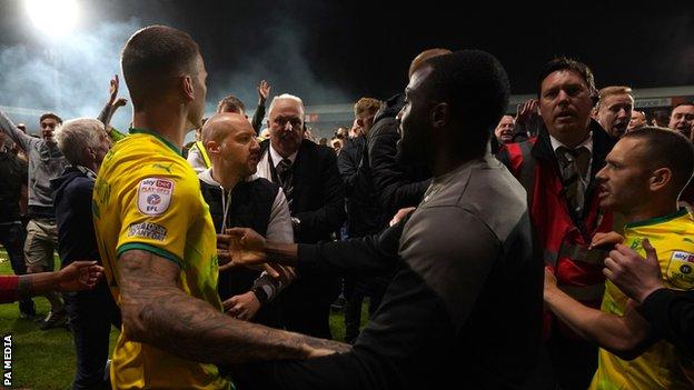 Die Spieler Von Ben Garner Und Swindon Sind Auf Dem Spielfeld Im Vale Park Umzingelt