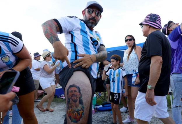 A instrumentality   with a Lionel Messi tattoo