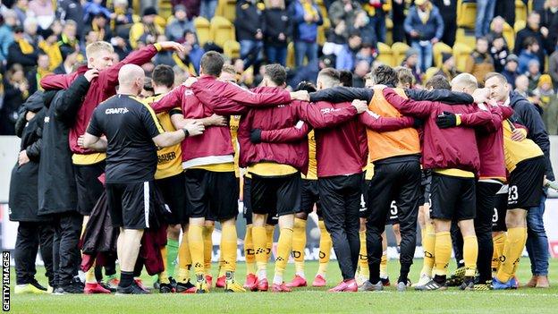 Dresden players in a huddle