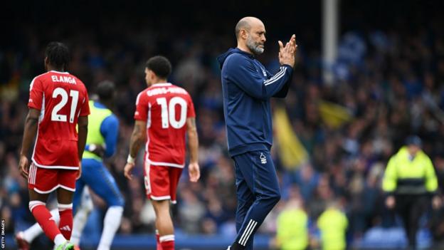 Nottingham Forest manager Nuno Espirito Santo applauds the fans after the team's defeat against Everton