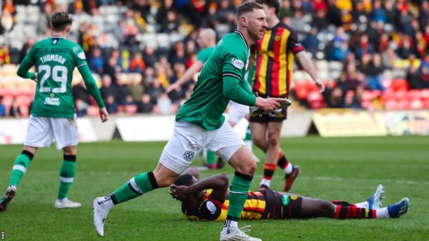 Louis Moult ăn mừng sau khi ghi bàn cho Dundee United trong trận gặp Partick Thistle