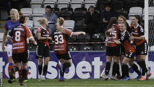 Amy McGivern celebra su gol