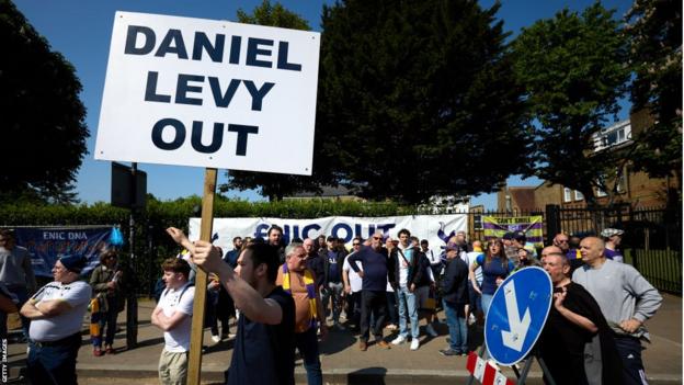 Tottenham fans hold up "Daniel Levy out" sign