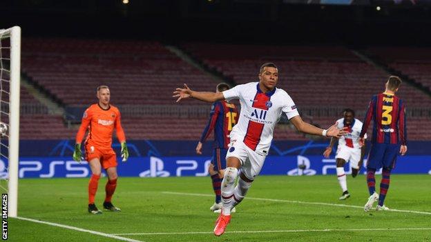 Kylian Mbappé anota para el Paris Saint-Germain contra el Barcelona