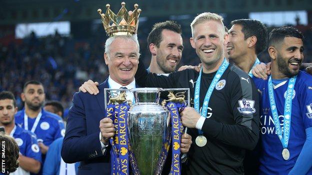 Manager Claudio Ranieri and goalkeeper Kasper Schmeichel lift the Premier League trophy
