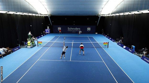 Solo los jugadores, el árbitro James Keothavong, los entrenadores y los camarógrafos fueron permitidos en la cancha.