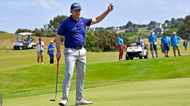 Stuart Manley celebrates on the final hole