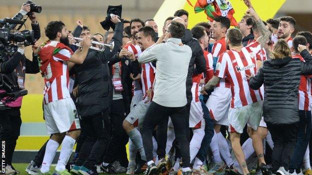 Asier Filiber toca la trompeta mientras el Athletic de Bilbao celebra tras vencer al Barcelona