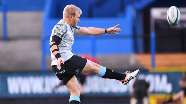 Tinus de beer kicking