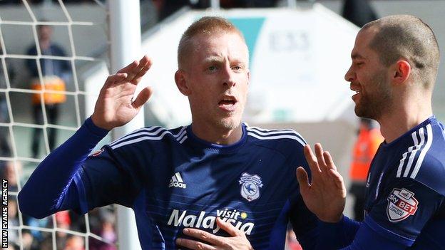 Lex Immers celebrates his goal with Matthew Connolly