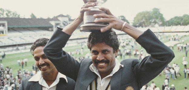Kapil Dev avec le trophée de la Coupe du monde en 1983
