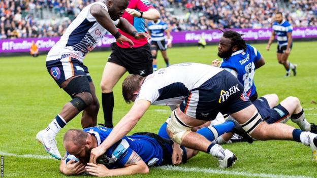 Tom Dunn scores a try for Bath against Saracens