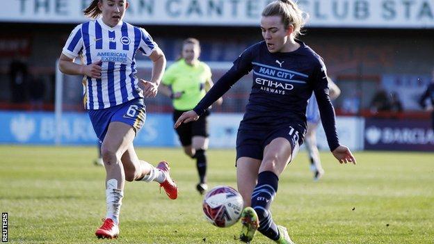 Lauren Hemp scores Manchester City's second goal