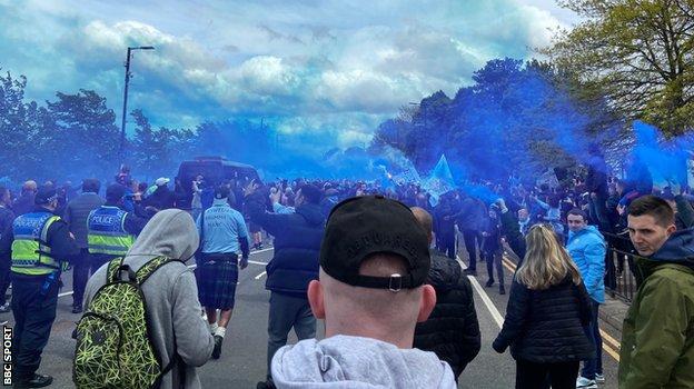 Los fanáticos del Man City saludan a los autobuses del equipo