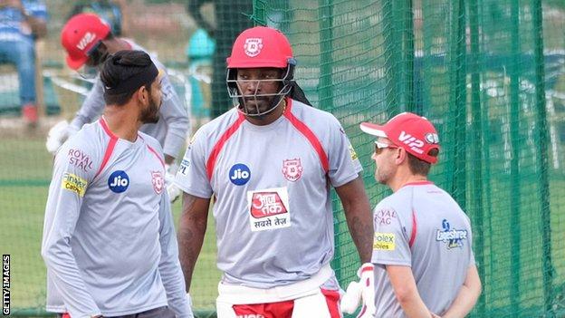 Chris Gayle (centre)