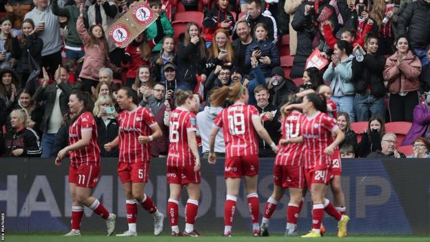 Las mujeres del Bristol City celebran el gol de Abi Harrison