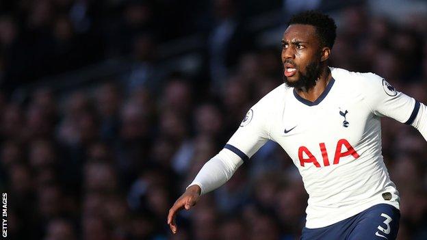 Danny Rose en acción para el Tottenham