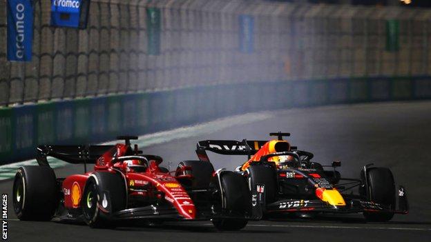 Charles Leclerc della Ferrari e Max Verstappen della Red Bull si sfidano per il comando durante il Gran Premio dell'Arabia Saudita