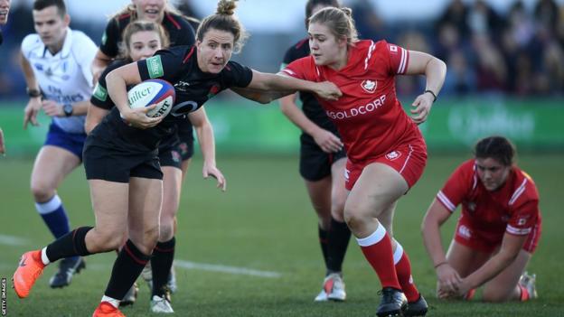 Mackenzie Carson chases England's Sarah McKenna