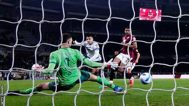 Alexis Sanchez scores for Inter Milan against Torino