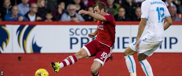 Niall McGinn scores for Aberdeen against HNK Rijeka