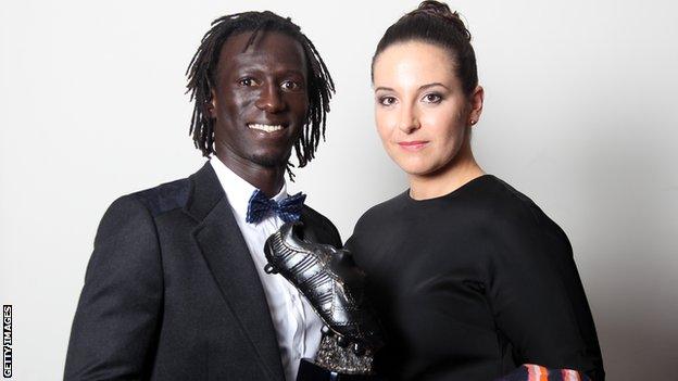 Mbaye Leye (à gauche) avec sa femme Sandrine lorsqu'il a remporté le prix belge de la chaussure Ebony en 2013