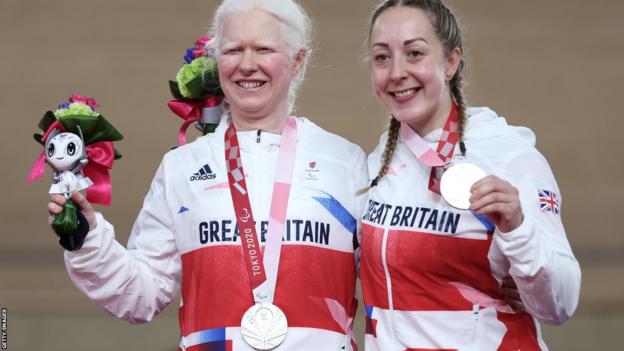 Aileen McGlynn and Helen Scott pose with their silver medal at the Paralympic Games in Tokyo