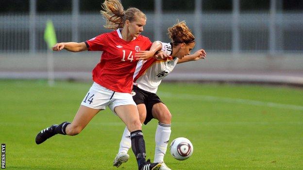 Ada Hegerberg i aksjon på U19-EM 2011, bare måneder før seniordebuten mot Nord-Irland