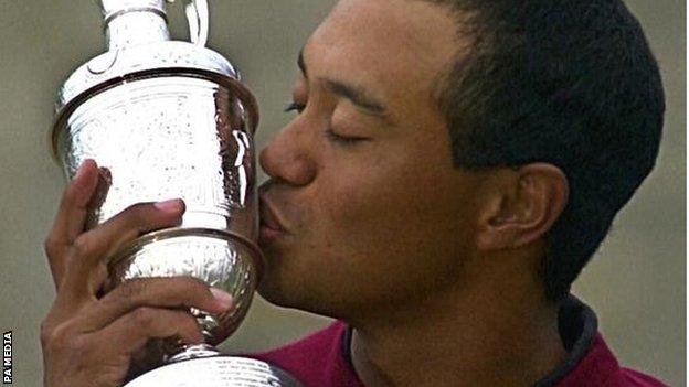 Tiger Woods with the Claret Jug in 2000