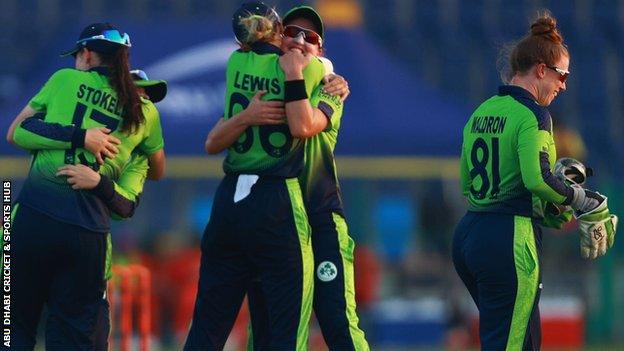 Les joueurs irlandais montrent leur joie après avoir battu le Zimbabwe pour décrocher une place dans la Coupe du monde T20 de l'année prochaine