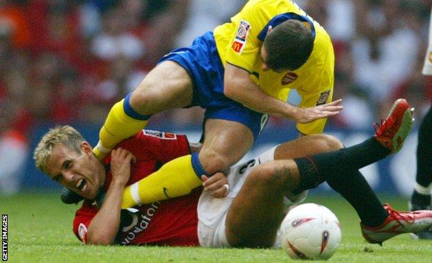 Phil Neville and Francis Jeffers tangle in the 2003 Community Shield