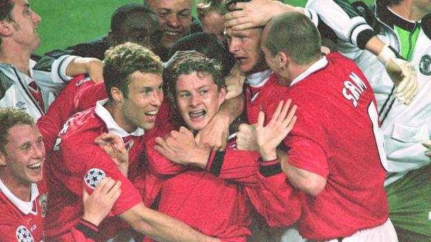 Ole Gunnar Solskjaer viert feest met zijn Man Utd-teamgenoten na het scoren van de winnaar in de Champions League-finale van 1999
