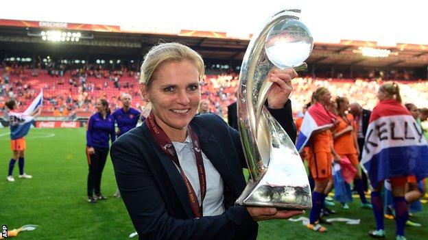 Netherlands' caput  manager  Sarina Wiegman celebrates with the trophy aft  winning with her squad  the UEFA Womens Euro 2017