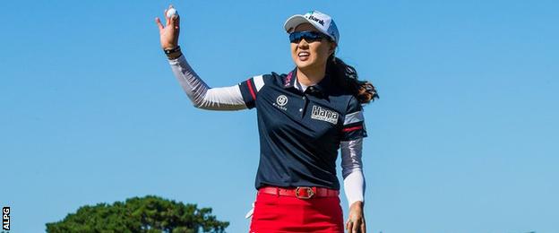 Minjee Lee celebrates her Oates Vic Open victory