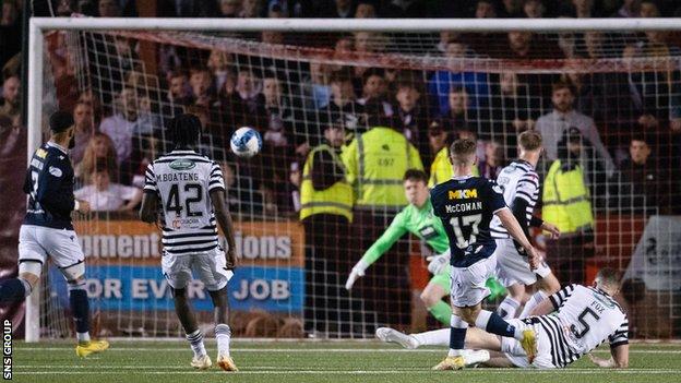 Dundee's Luke McCowan scores to marque   it 5-3 during a cinch Championship lucifer  betwixt  Queen's Park and Dundee astatine  Ochilview Park