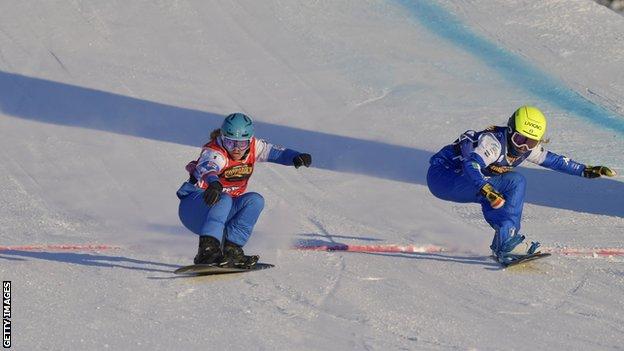 Charlotte Bankes overtakes another snowboarder