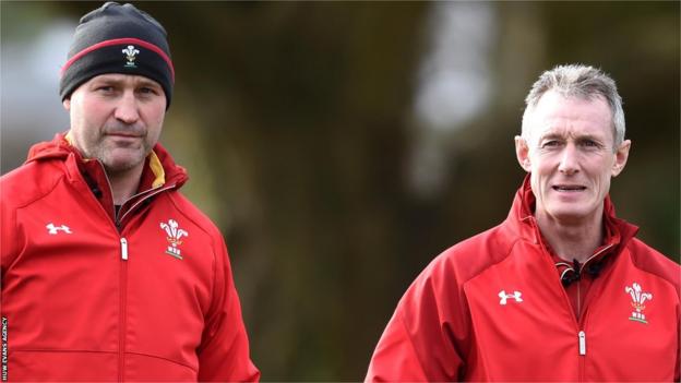 Alex King (L) and Rob Howley pictured in the 2017 Wales Six Nations campaign