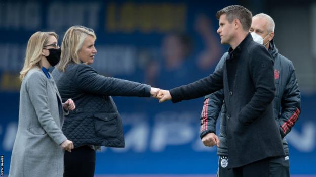 Jens Scheuer estrechando la mano de Emma Hayes