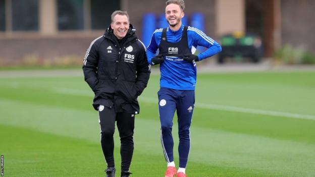 Brendan Rodgers talks with James Maddison on the training pitch