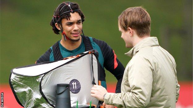 Trent Alexander Arnold de Liverpool portant un appareil de numérisation cérébrale à l'entraînement