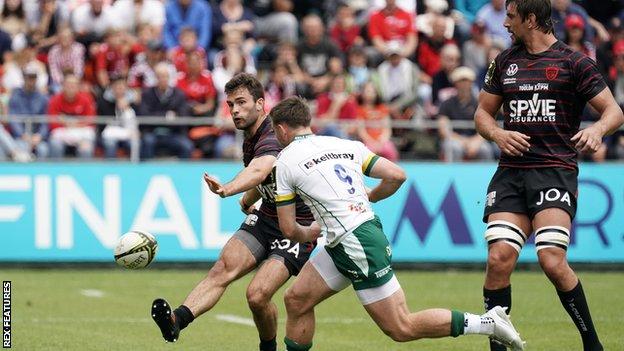 Louis Carbonel kicks for Toulon