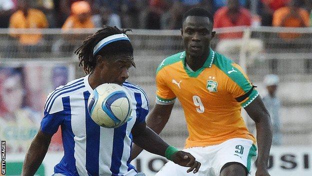 Mohamed Bangura (left) in action against Ivory Coast