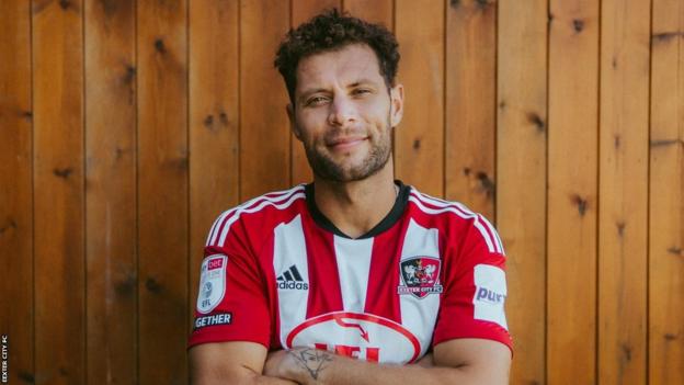 Yanic Wildschut poses in an Exeter City shirt