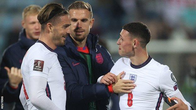 Inghilterra"Jack Grealish, Jordan Henderson e Phil Foden festeggiano dopo la partita