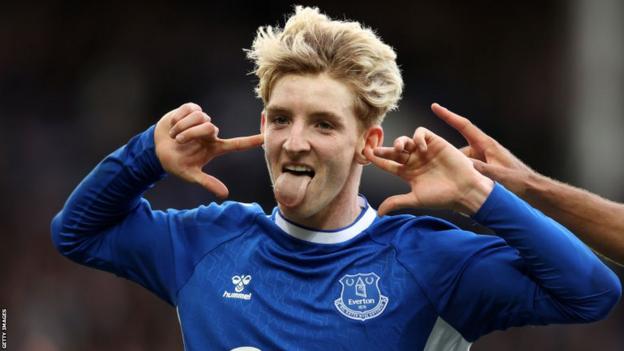 Anthony Gordon playing for Everton