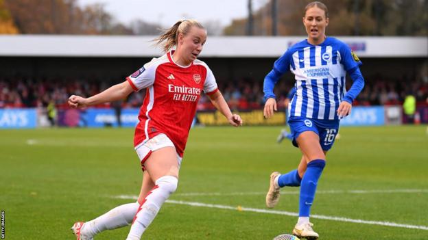 Beth Mead of Arsenal carries the ball in the Women's Super League football match between Brighton & Hove Albion and Arsenal FC at Broadfield Stadium