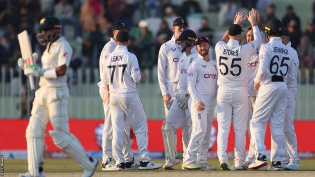 Inglaterra celebra el wicket en Pakistán