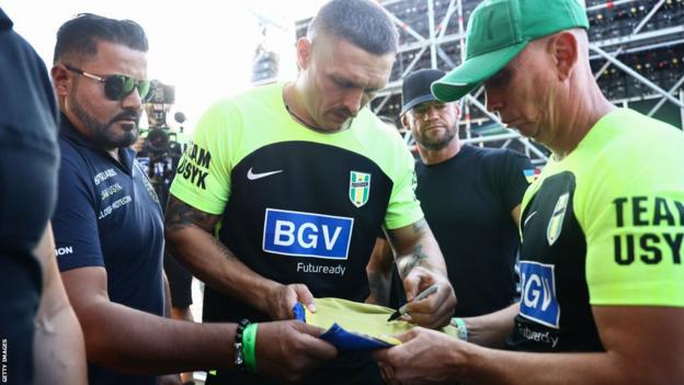 Oleksandr Usyk signs autographs with fans