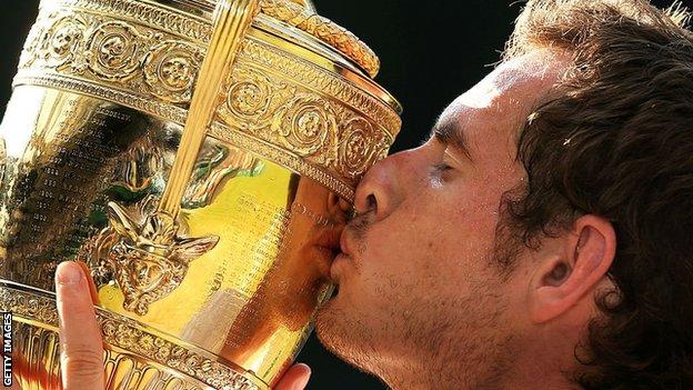 Andy Murray küsst die Wimbledon-Trophäe, nachdem er 2013 die Herren-Einzel gewonnen hat
