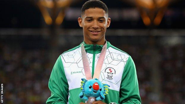 Leon Reid sur le podium aux Jeux du Commonwealth de 2018 après avoir remporté une médaille de bronze au 200 m pour l'Irlande du Nord